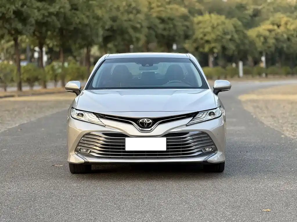 Toyota Camry — фото 2