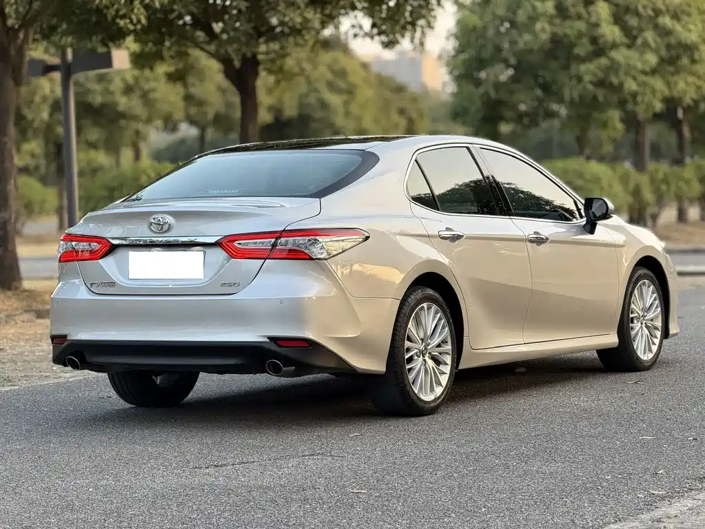 Toyota Camry — фото 4