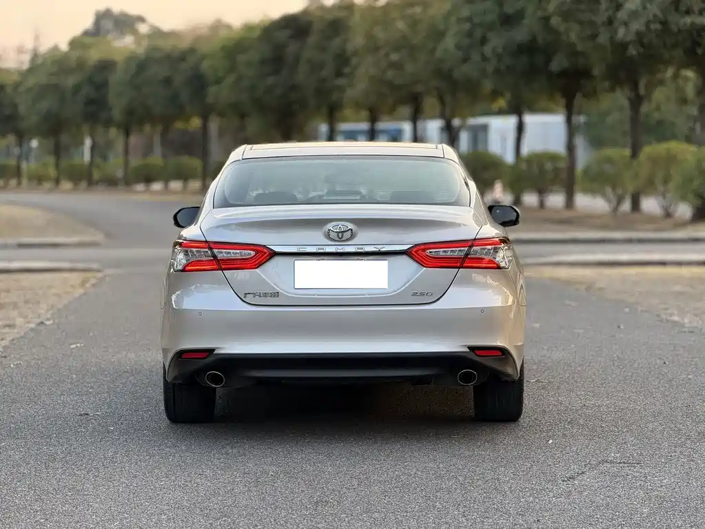 Toyota Camry — фото 5