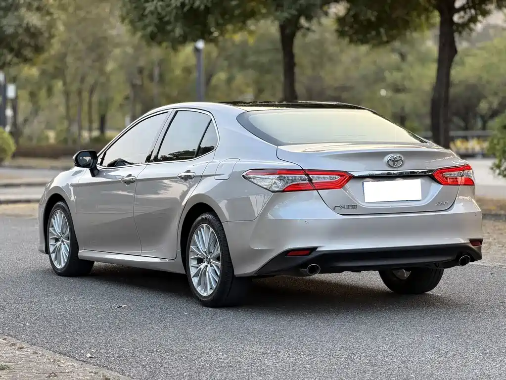 Toyota Camry — фото 6