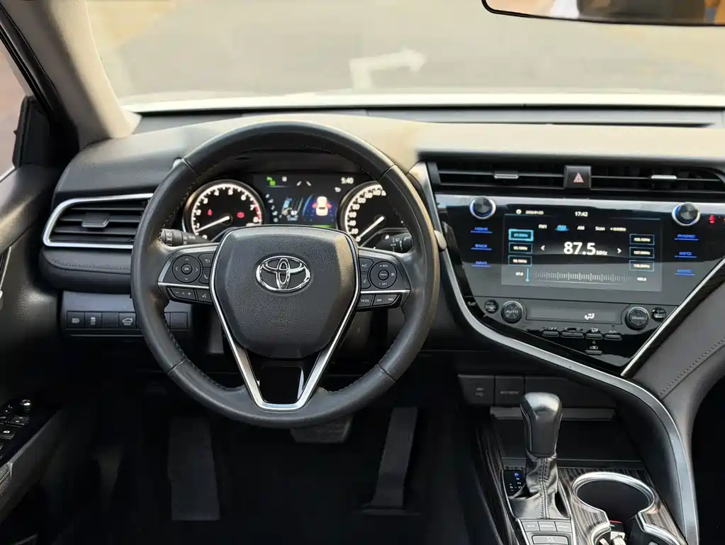 Toyota Camry — фото 7