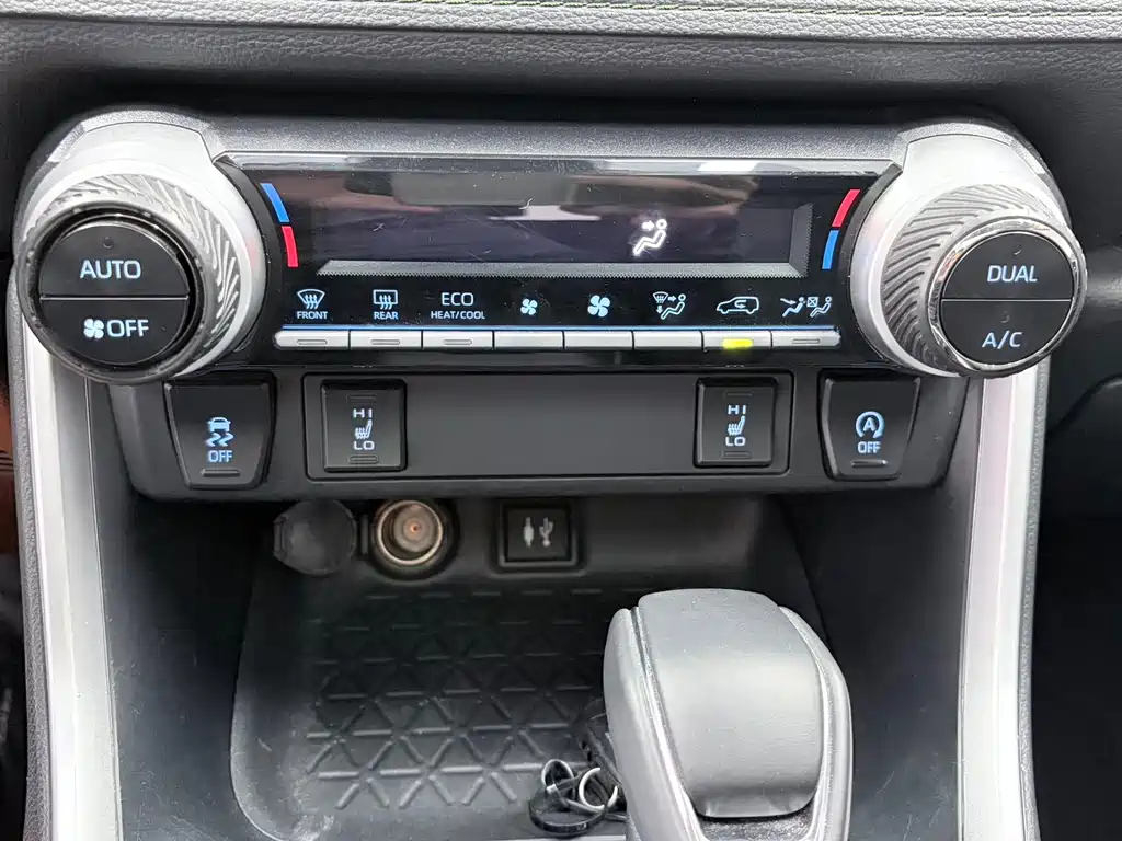 Toyota RAV4 — фото 13