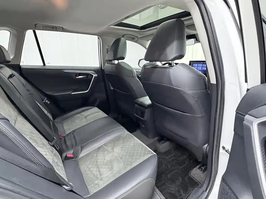 Toyota RAV4 — фото 18