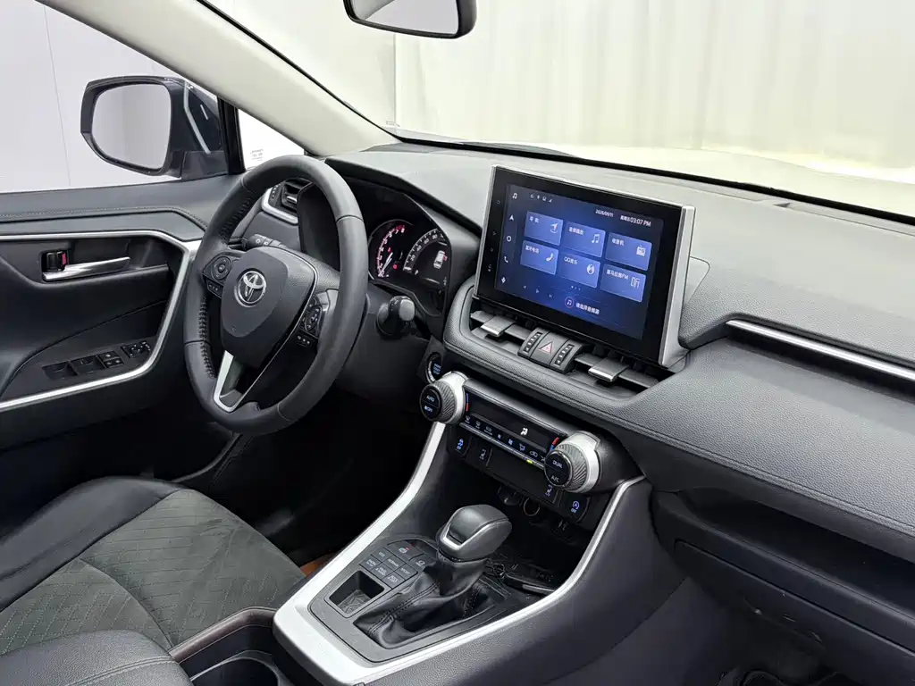Toyota RAV4 — фото 20