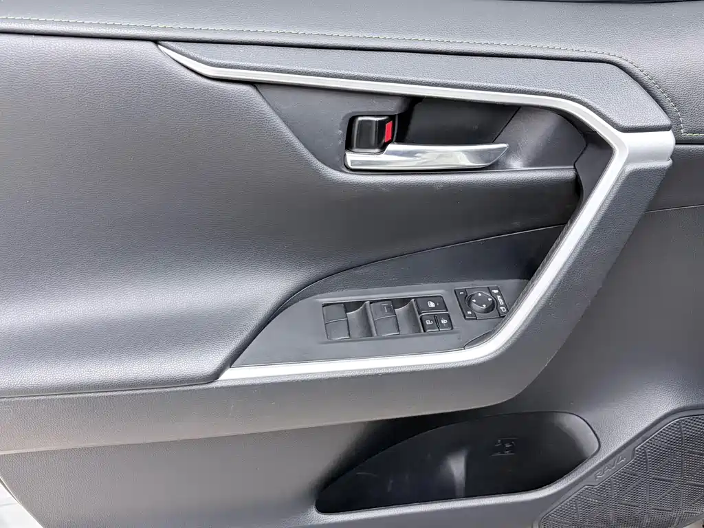 Toyota RAV4 — фото 7