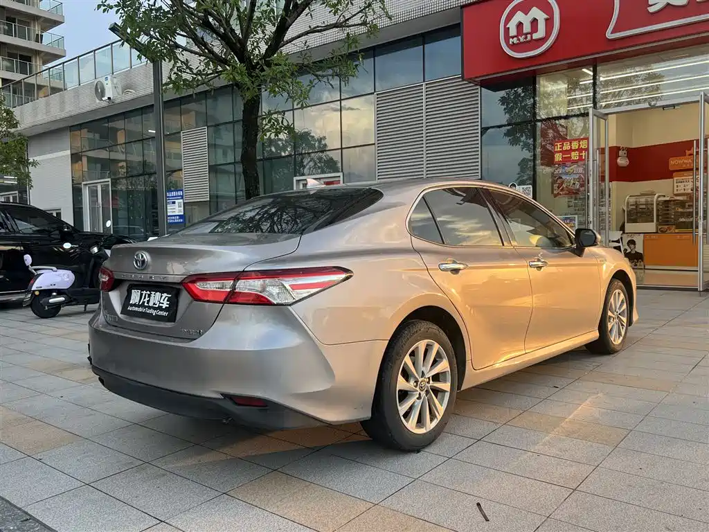 Toyota Camry — фото 9