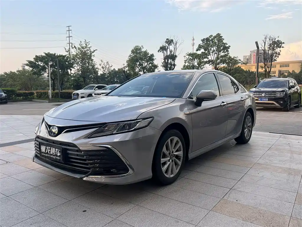 Toyota Camry — фото 1