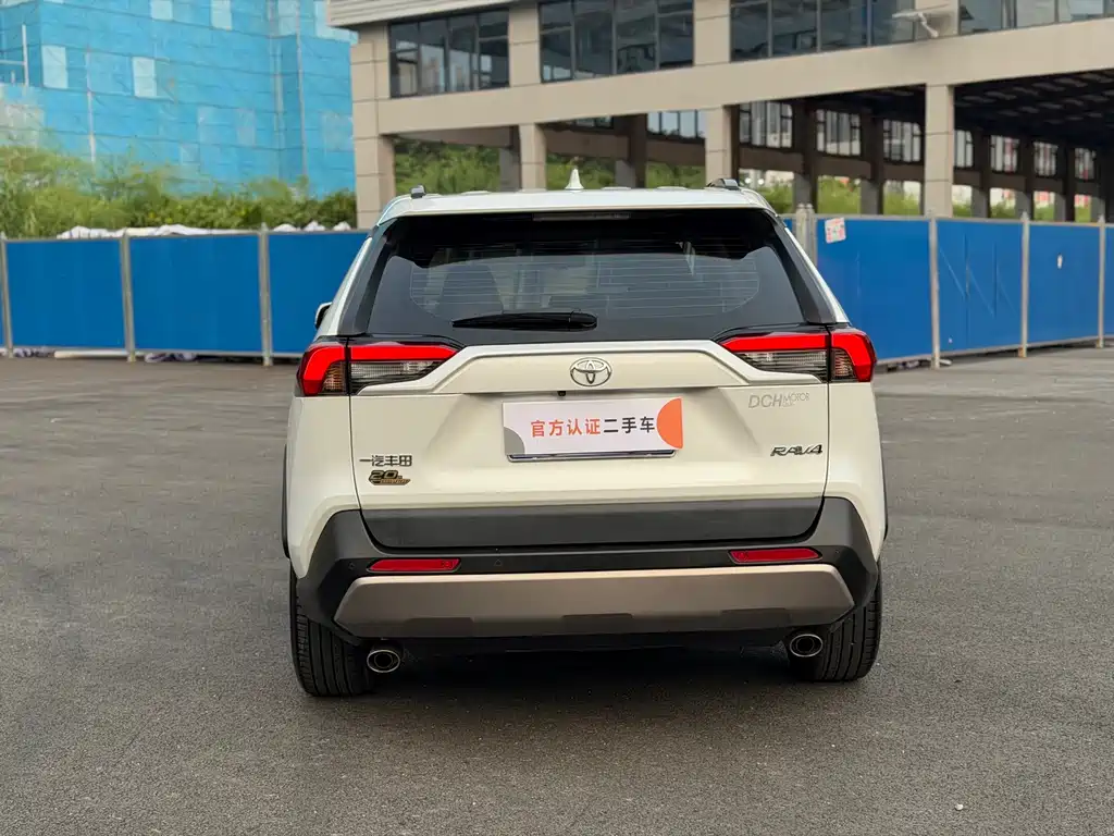 Toyota RAV4 — фото 11