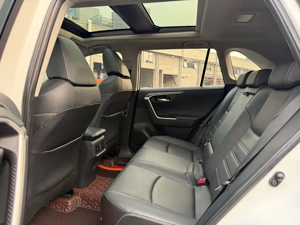 Toyota RAV4 — фото 5