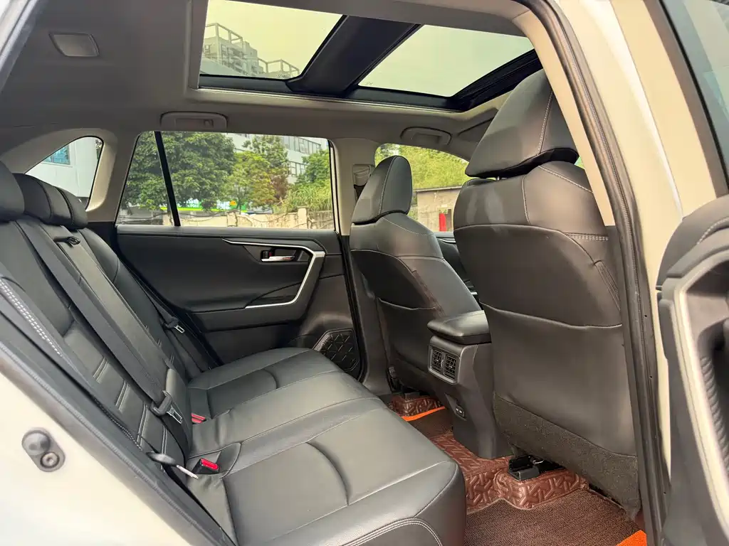 Toyota RAV4 — фото 9