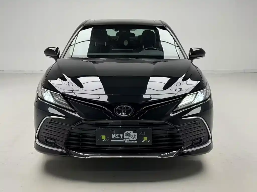 Toyota Camry — фото 2