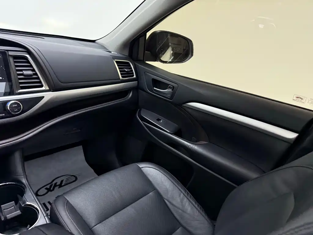 Toyota Highlander — фото 11