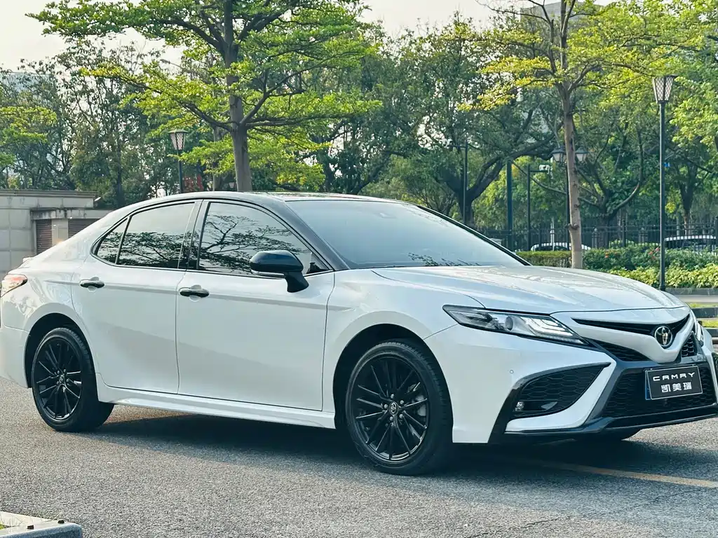Toyota Camry — фото 3