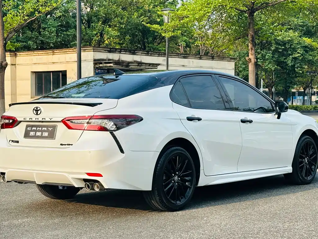 Toyota Camry — фото 4