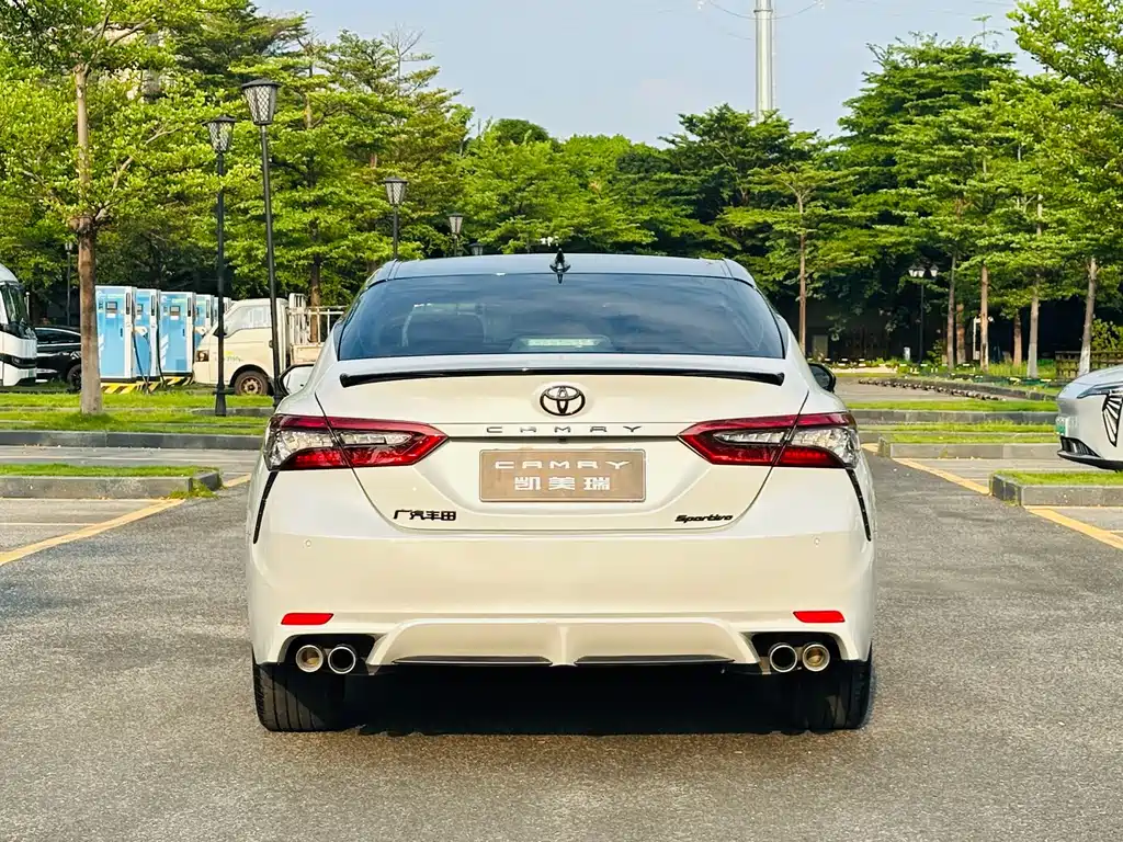 Toyota Camry — фото 5