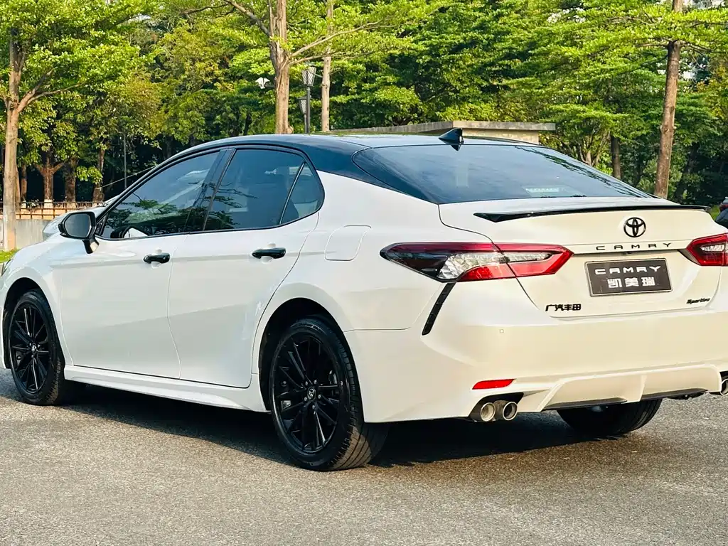 Toyota Camry — фото 6