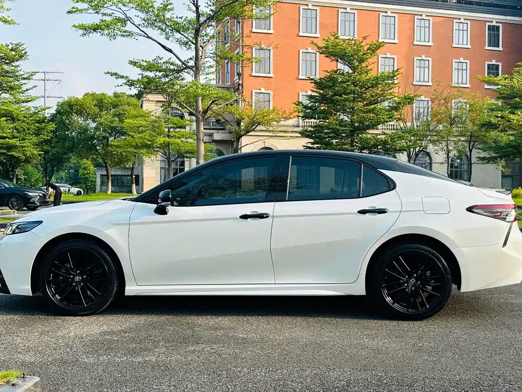 Toyota Camry — фото 10