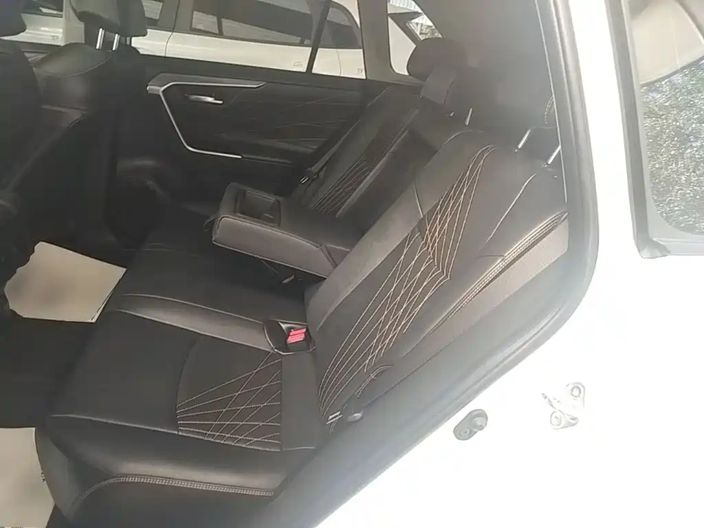 Toyota RAV4 — фото 17