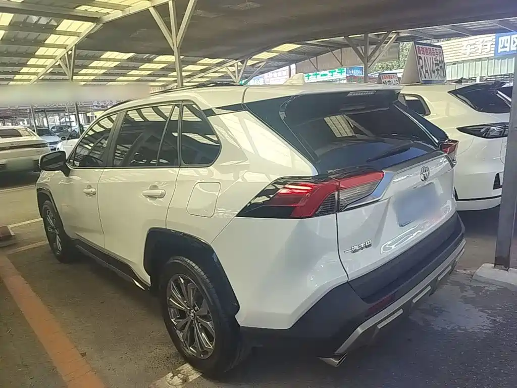 Toyota RAV4 — фото 5
