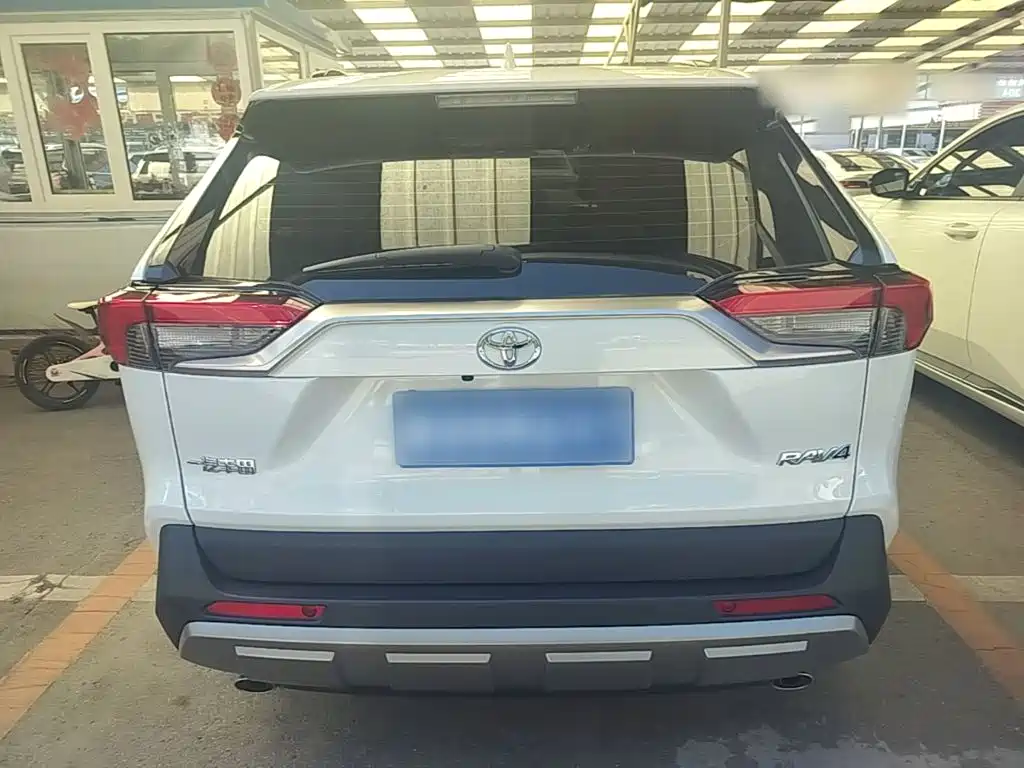 Toyota RAV4 — фото 6