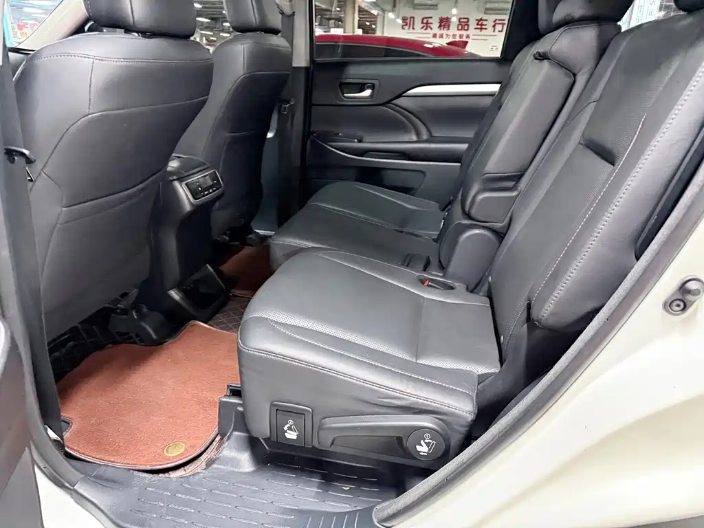 Toyota Highlander — фото 11
