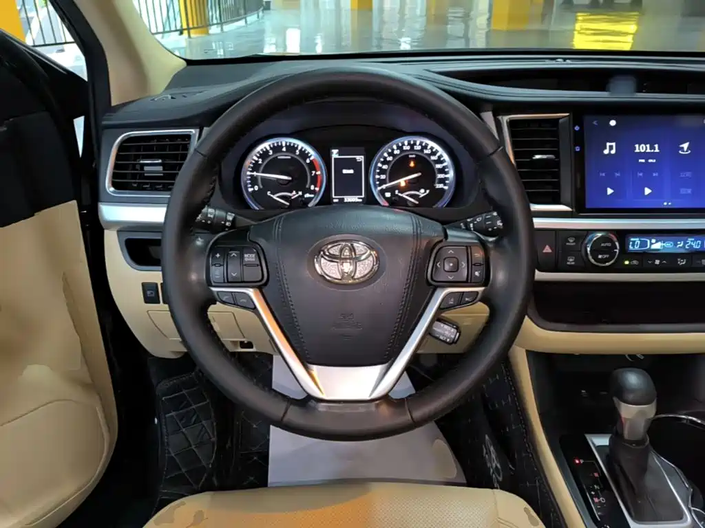 Toyota Highlander — фото 11