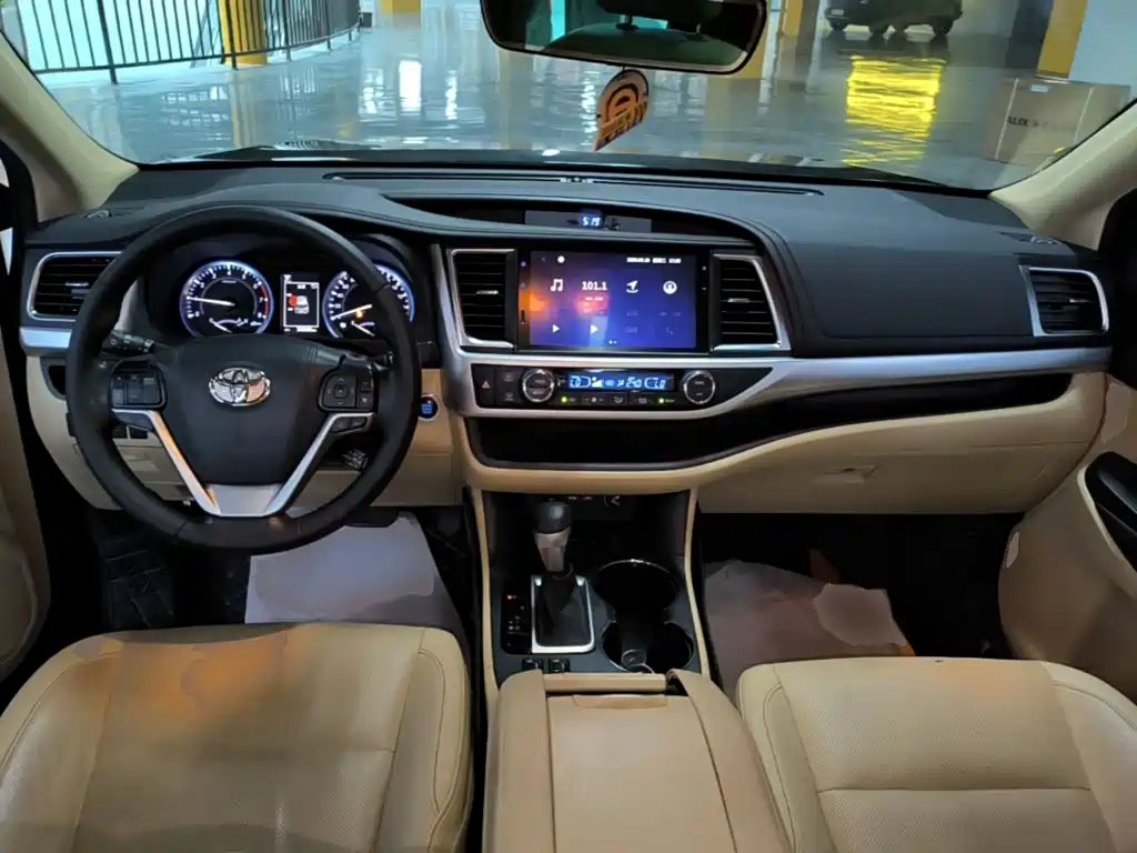 Toyota Highlander — фото 10