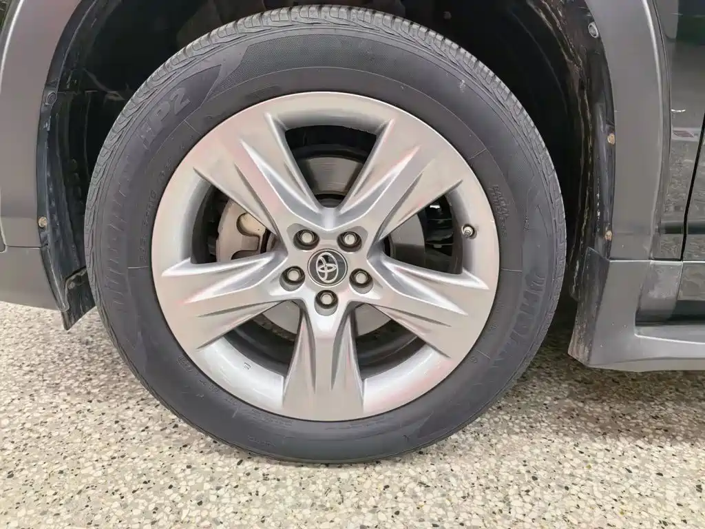 Toyota Highlander — фото 11