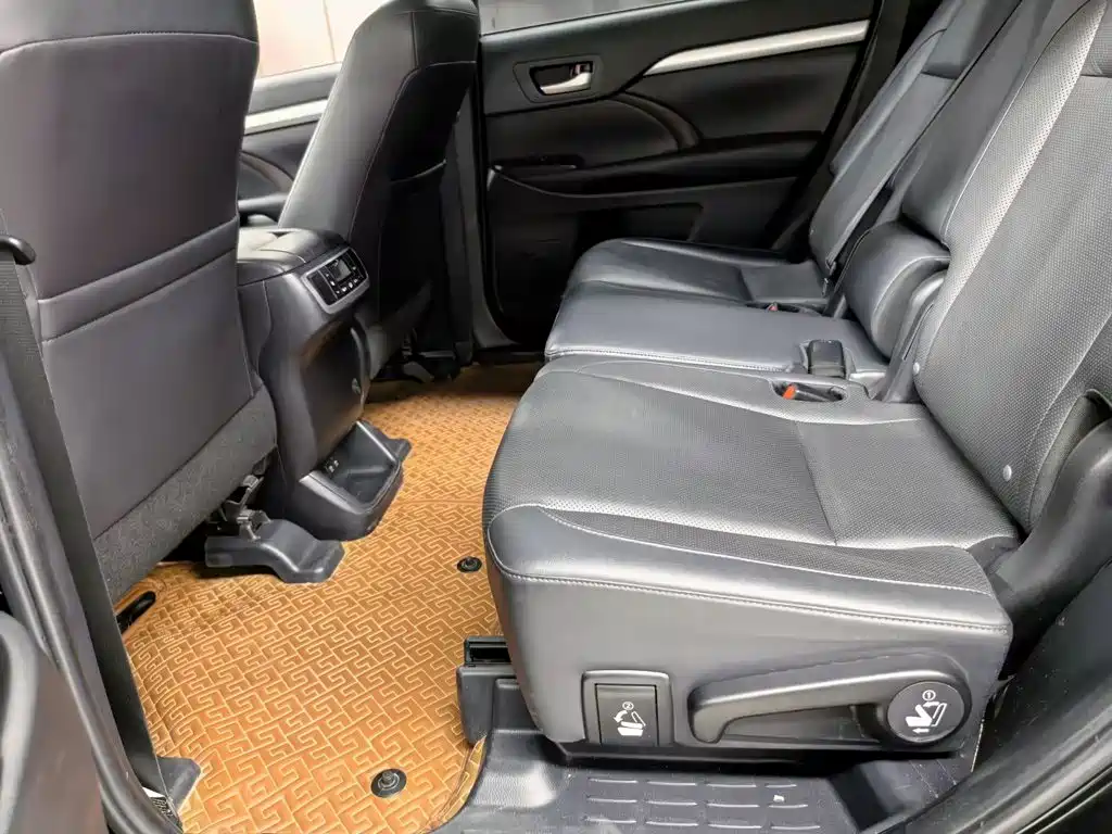 Toyota Highlander — фото 10