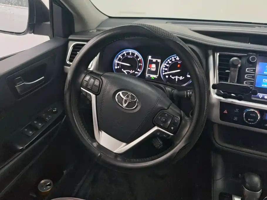 Toyota Highlander — фото 15