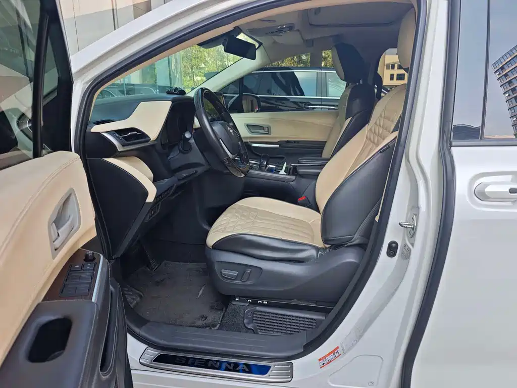 Toyota Sienna — фото 2