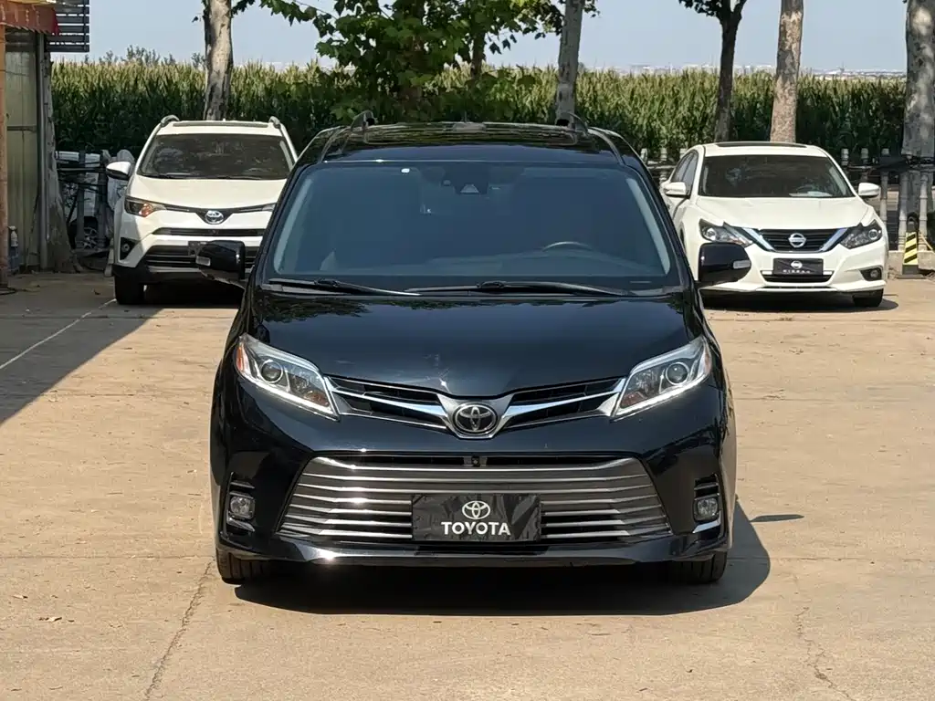 Toyota Sienna — фото 2