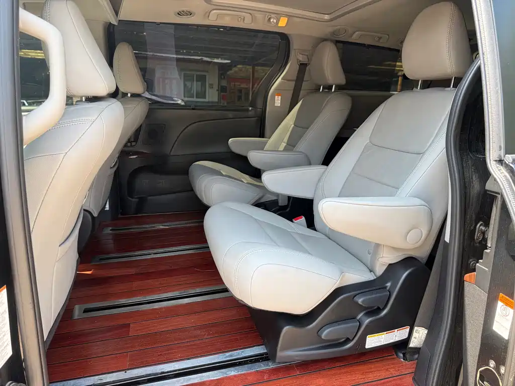 Toyota Sienna — фото 11