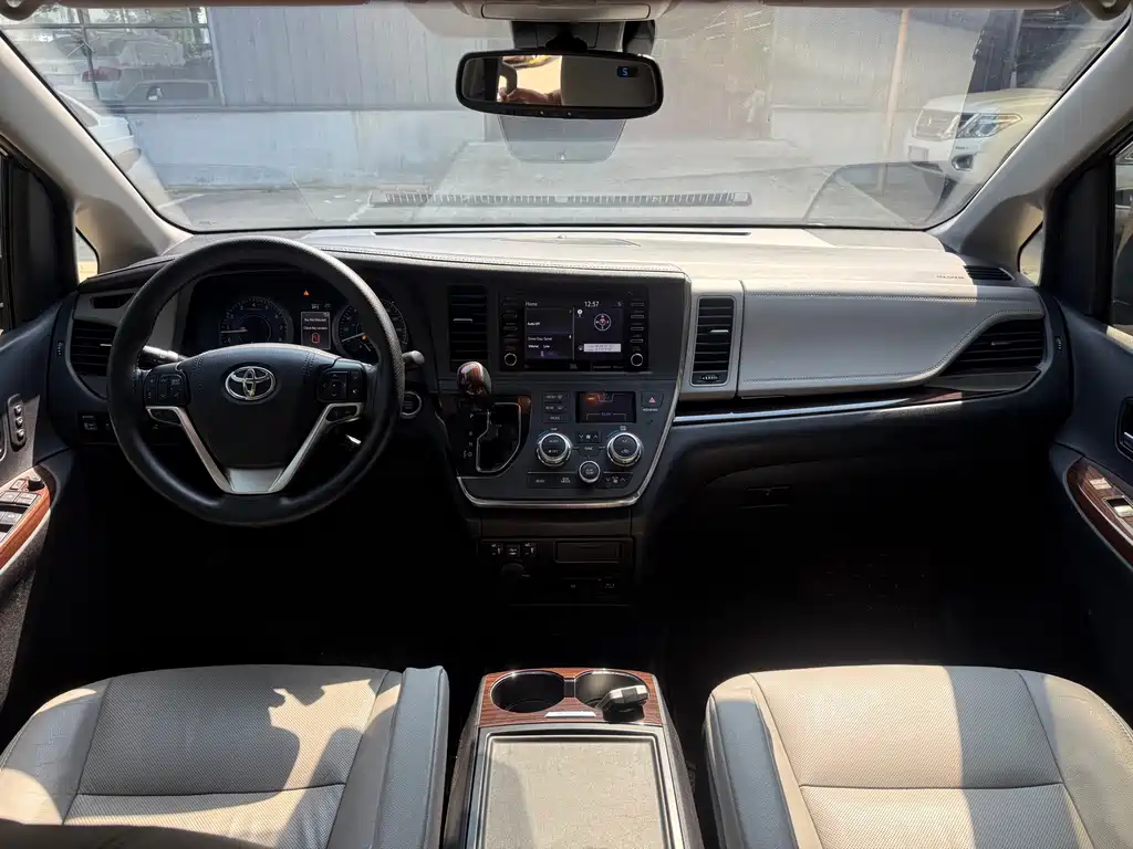 Toyota Sienna — фото 13