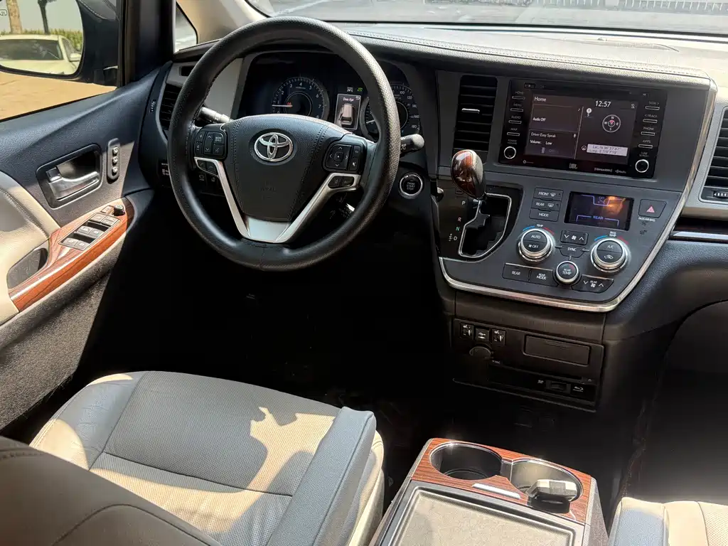 Toyota Sienna — фото 14