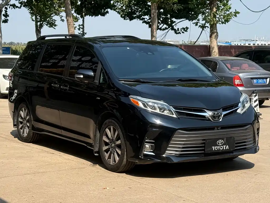 Toyota Sienna — фото 3