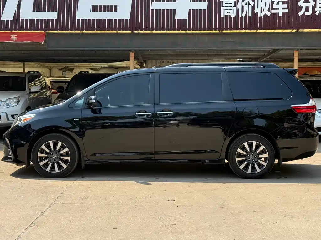 Toyota Sienna — фото 4