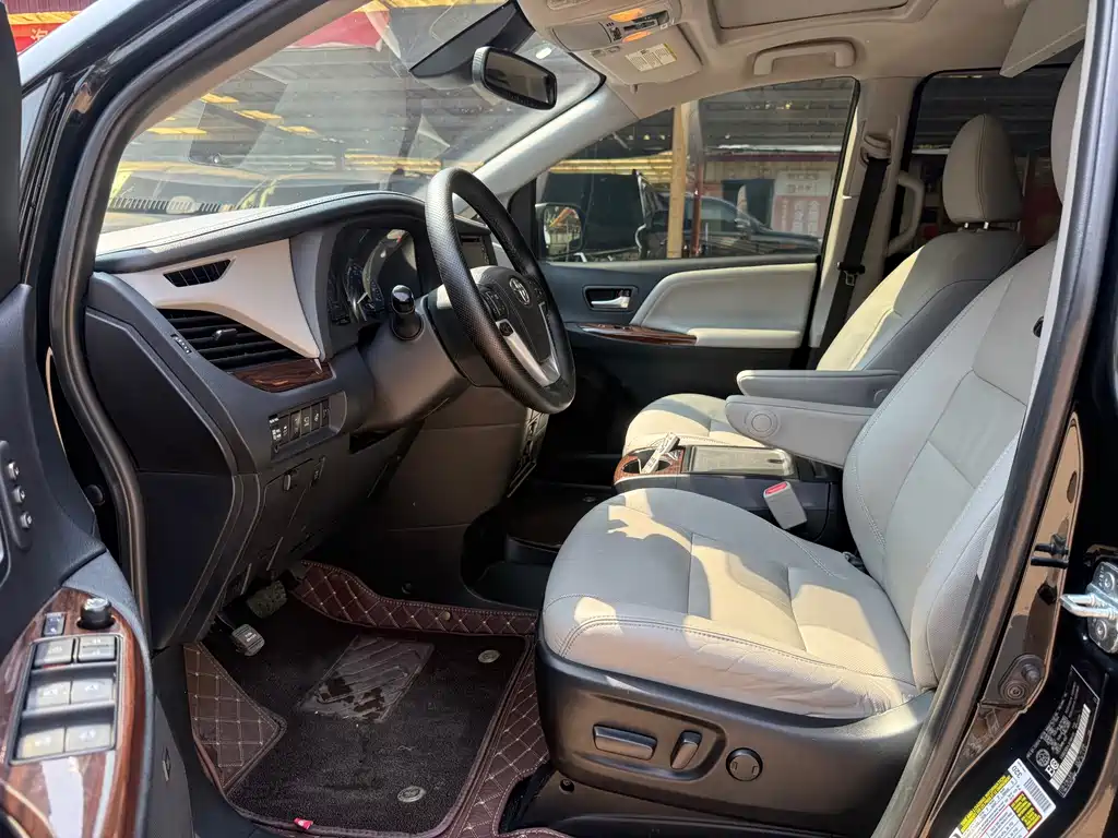 Toyota Sienna — фото 9