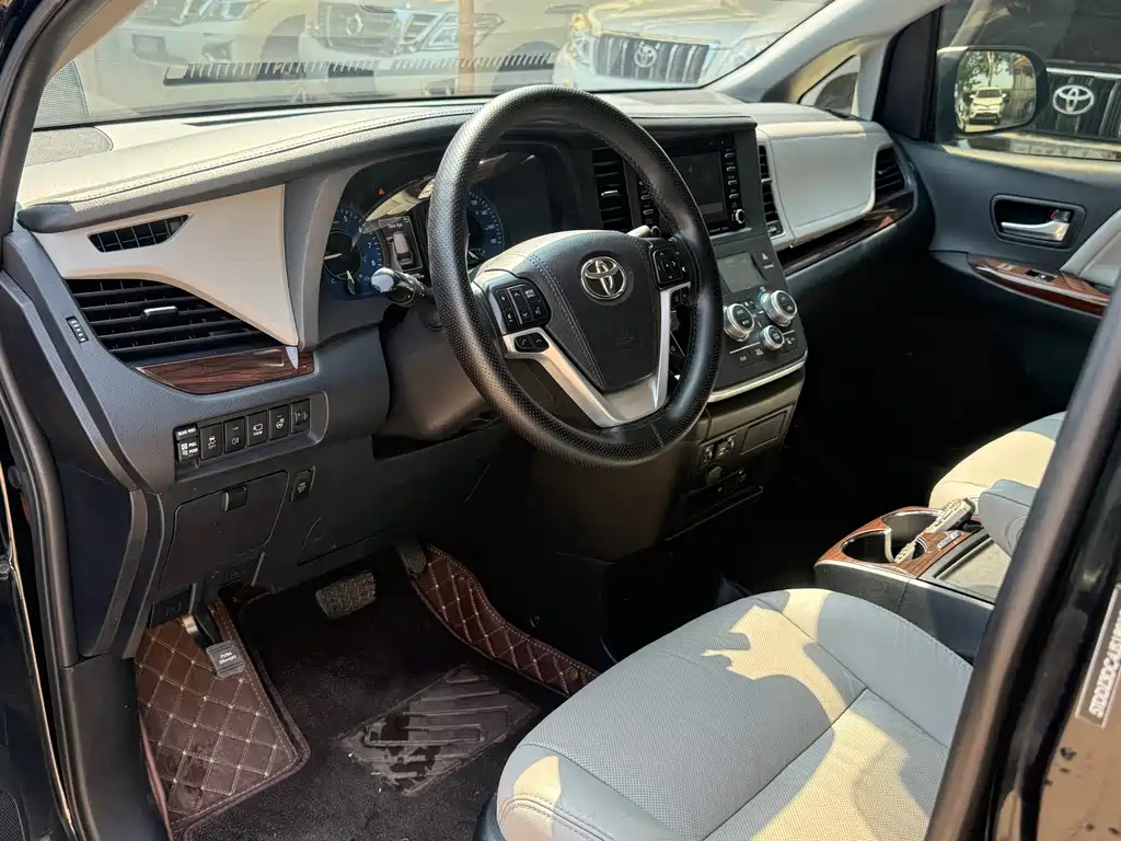 Toyota Sienna — фото 10