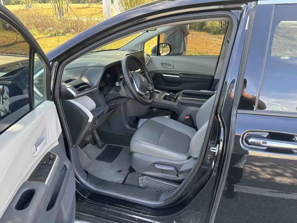 Toyota Granvia — фото 3
