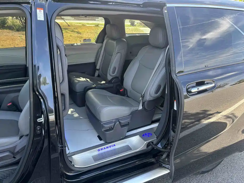 Toyota Granvia — фото 4