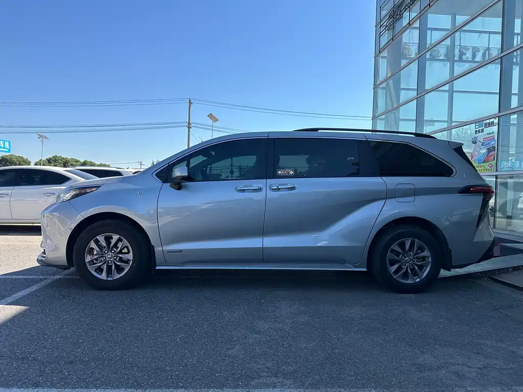 Toyota Sienna — фото 2