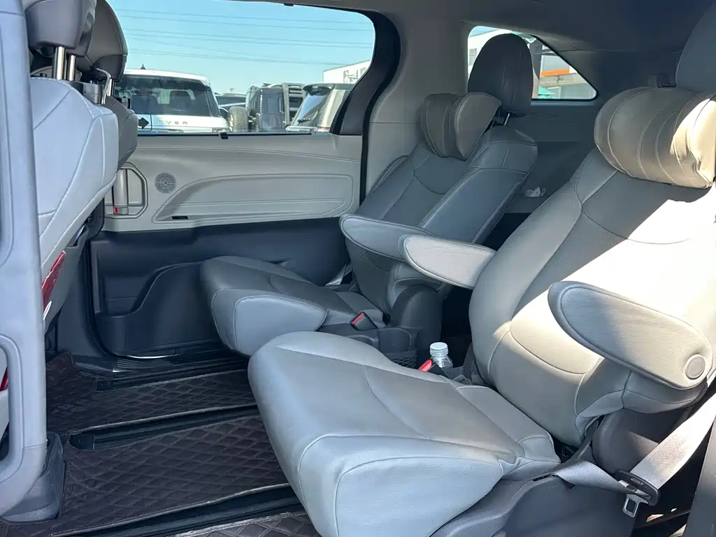 Toyota Sienna — фото 5