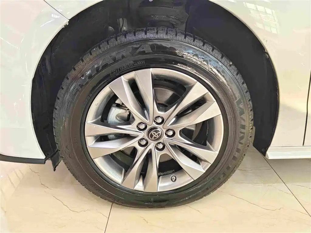 Toyota Sienna — фото 10