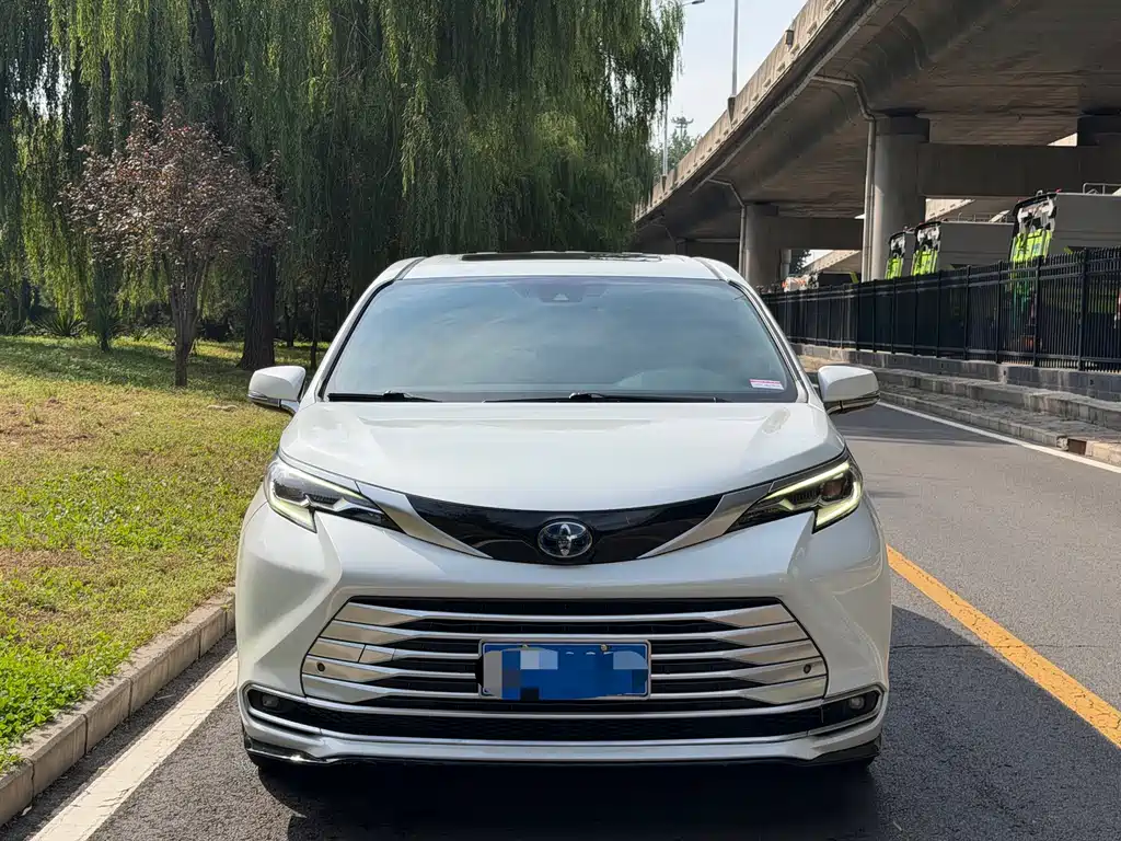 Toyota Sienna — фото 2
