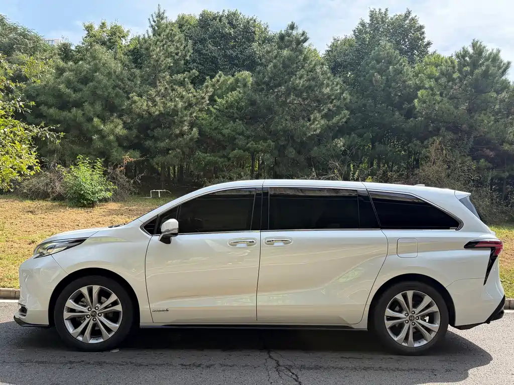 Toyota Sienna — фото 3