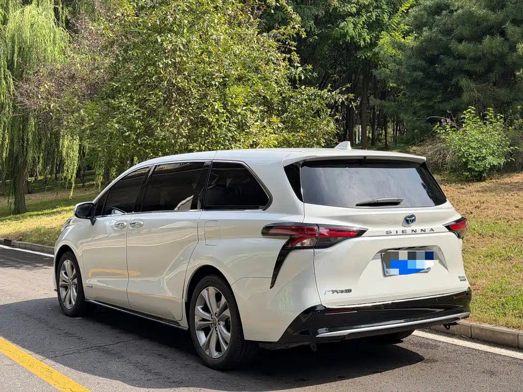 Toyota Sienna — фото 4
