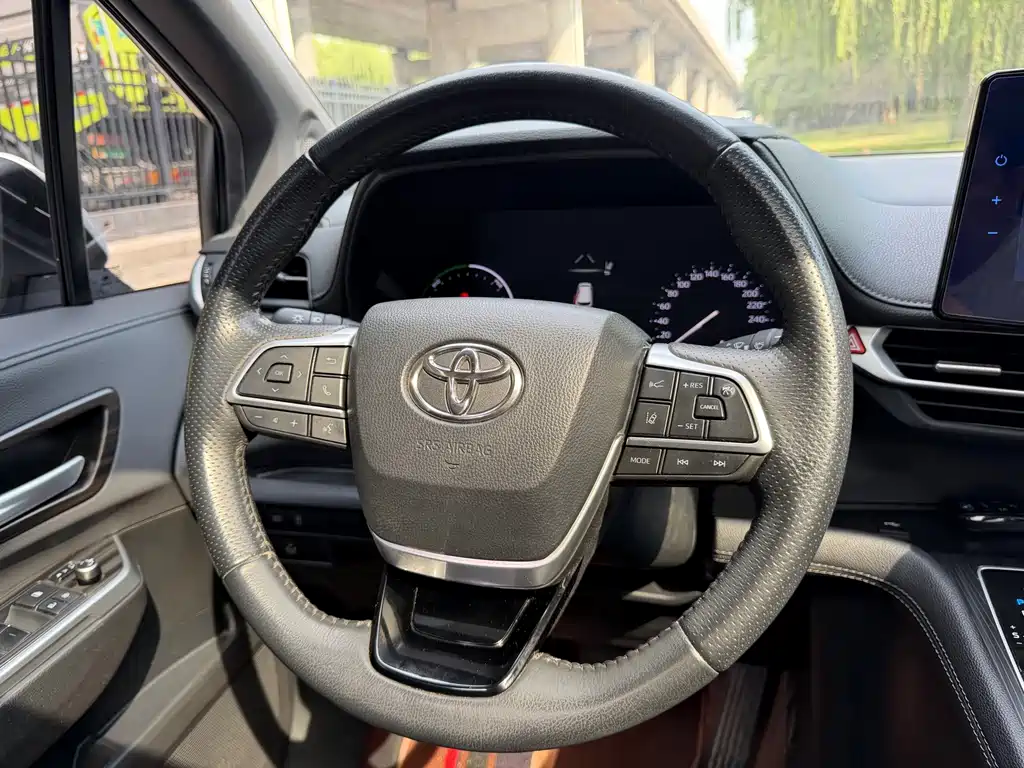 Toyota Sienna — фото 10