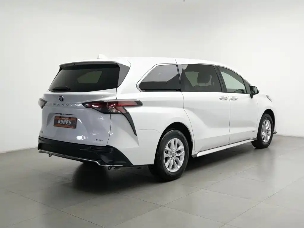 Toyota Granvia — фото 2