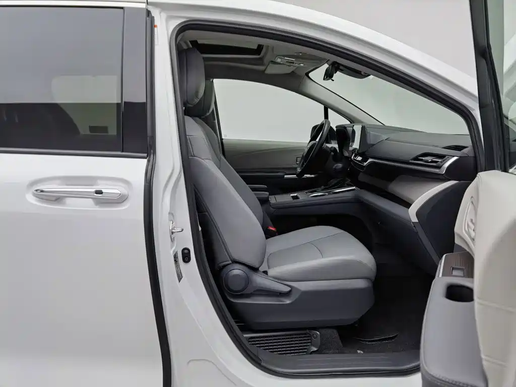 Toyota Granvia — фото 23